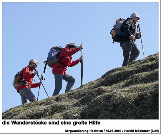 die Wanderstöcke sind eine große Hilfe