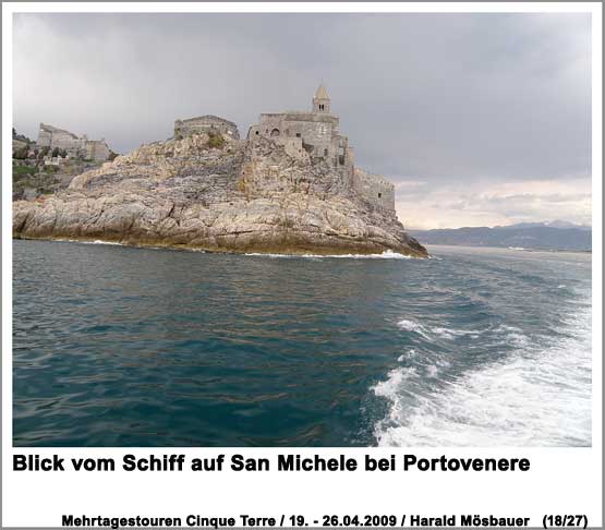 Blick vom Schiff an San Michele bei Portovenere