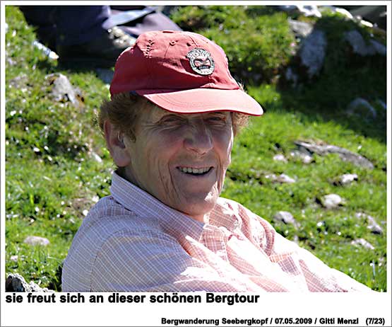 sie freut sich an dieser schönen Bergtour