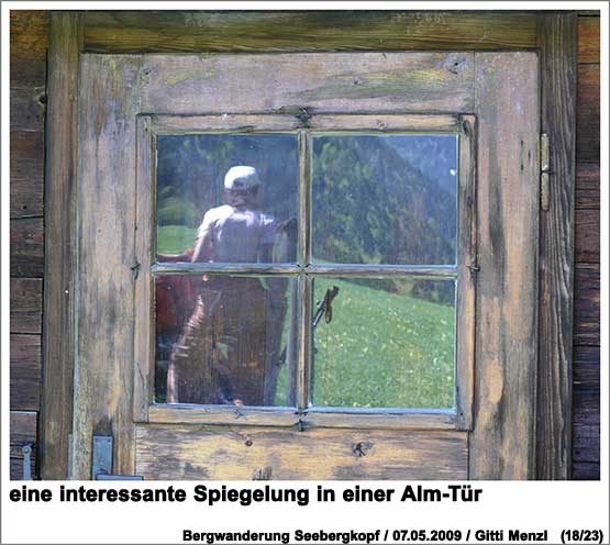 eine interessante Spiegelung in einer Alm-Tür