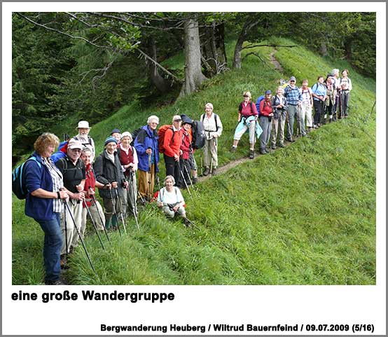 eine große Wandergruppe