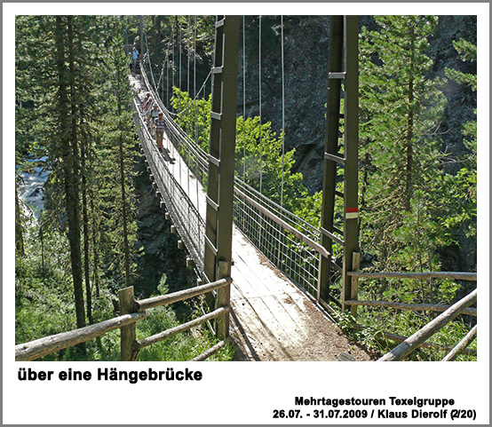 über eine Hängebrücke