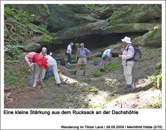 Stärkung aus dem Rucksack an der Dachshöhle