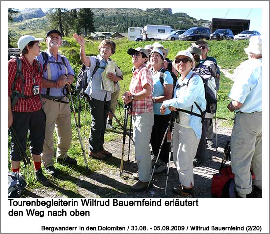 Tourenleiterin erläutert den Weg nach oben