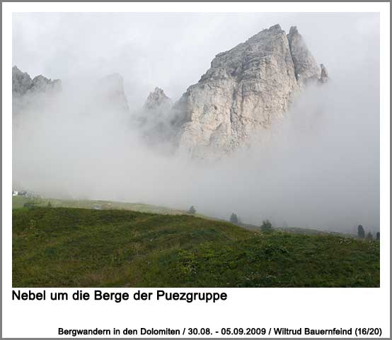 Nebel um die Berge der Puez-Gruppe