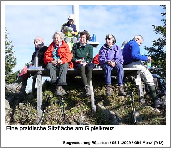 eine praktische Sitzfläche am Gipfelkreuz