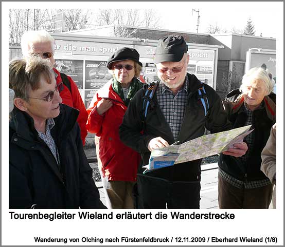 Tourenbegleiter Wieland erläutert die Wanderstrecke