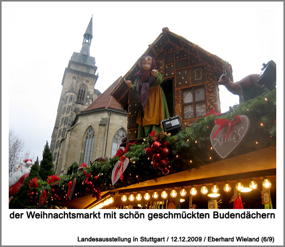 der Weihnachtsmarkt mit schön geschmückten Budendächern