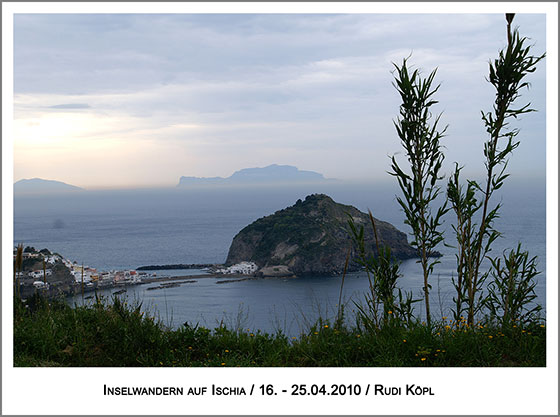 im Hintergrund die Insel Capri