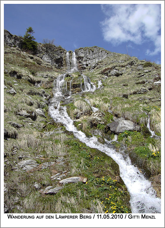 ein kleiner Wasserfall am Wegesrand