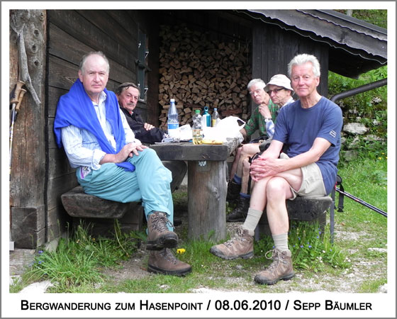 Brotzeit an einer Hütte