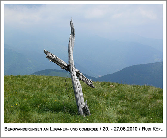 am Weg ein provisorisches Kreuz