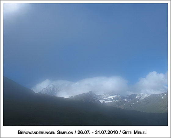 Nebelschwaden beherrschen die Bergkulisse