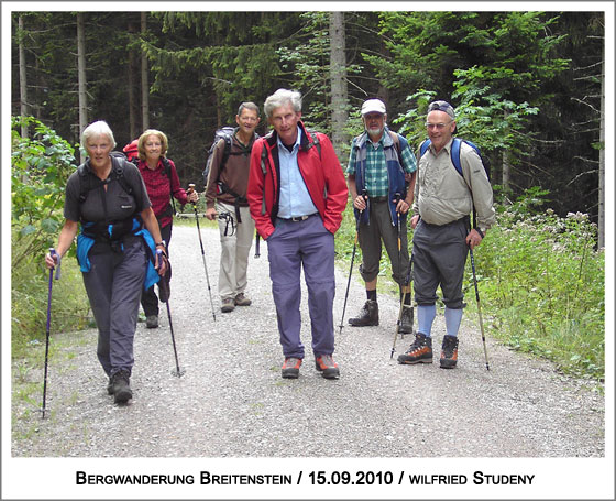 eine zufriedene Wandergruppe