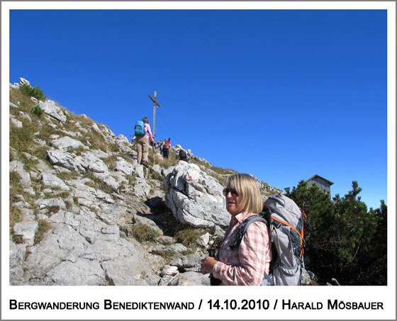 das nebelfreie Gipfelkreuz bereits in Sicht