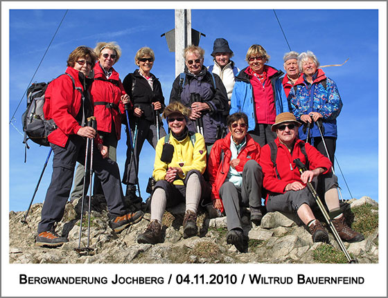 die Wandergruppe am Gipfelkreuz
