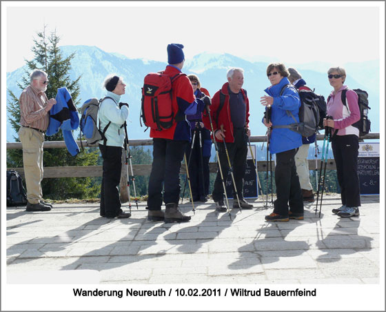 das Genießen der umliegenden Berge