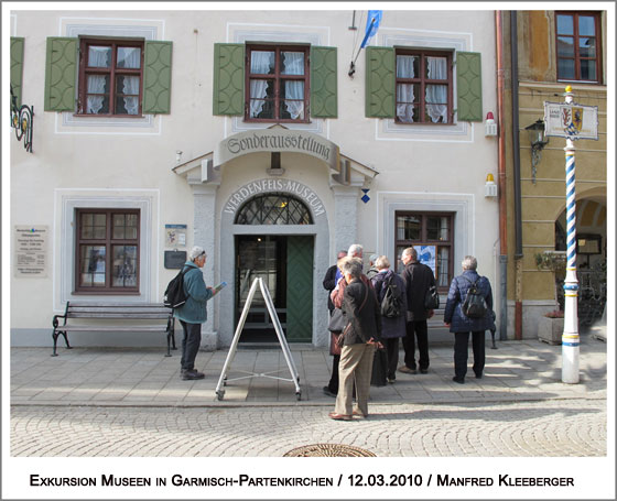 vor dem Eingang des Werdenfels-Museums