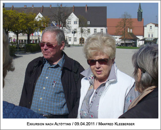 nun übernimmt die Stadtführerin die Gruppe