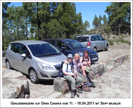 drei Wanderinnen vor unseren Mietautos