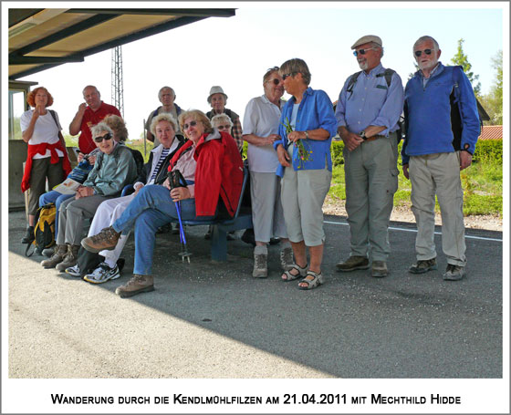 die Wandergruppe wartend am Bahnhof Übersee