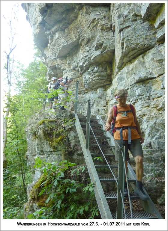 Treppen führen wieder zum Fluss