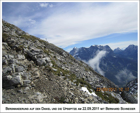 Gipfelkreuz des Daniels mit Wettersteinpanorama