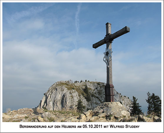 Gipfelkreuz des Heuberg und im Hintergrund die Wasserwand