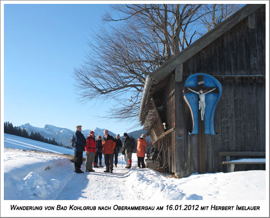 kurzer Halt an einer Scheune mit Feldkreuz