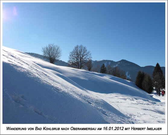 interessante schneebedeckte Hügellandschaft