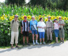 <p>Gruppenfoto vor Sonnenblumen</p>