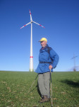 <p>Zahlreiche Windr&auml;der am Wegrand</p>