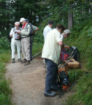 <p>Trinkpause auf halbem Weg zur Geisalm</p>