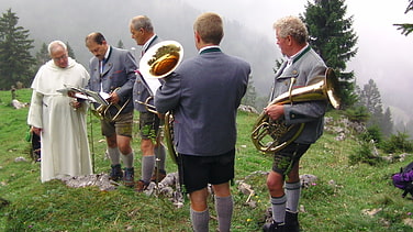 Pater Paul und Musikgruppe