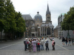 <p>Gruppe vor dem Karlsdom</p>