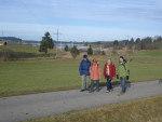 <p>Noch vier Wanderer vor dem Forggensee</p>