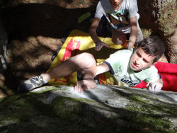 Elias Heinemann bouldert im Zillertal