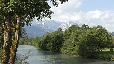 Blick vom Loisachuferweg über die Loisach zum Zugspitzmassiv