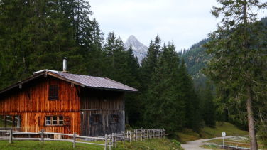 Jägerhütte mit Blick auf Säuling