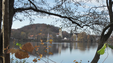 Weßling See und im Hintergrund die alte katholische Pfarrkirche Maria Himmelfahrt