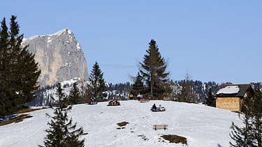 Die Bezoldhütte auf dem Toten Mann, hinten links die Südwand des Berchtesgadener Hochthrons (Untersberg)