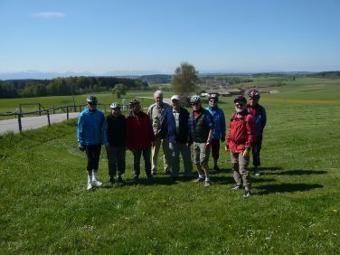 Gruppenfoto mit Ausblick von der Ludwigshöhe auf Kleindingharting