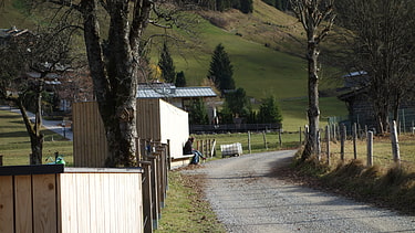 Sonnenwand-Heizzentrale mit Gästen, die die Sonne genießen