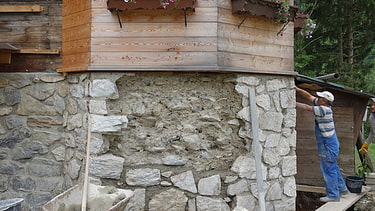 Sanierung der Naturstein-Schütt-Stampfbetonwand im Bereich des Erkers
