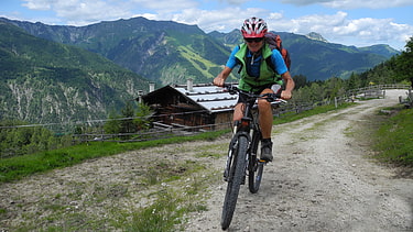 Blick zurück auf die Köglalm mit Karwendelpanorama