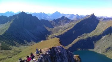 Ausblick nach Süden, weit über die Lechtaler Berge