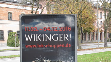 großes Plakat vor dem Lokschuppen