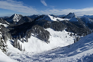 Blick nach Osten zu Hirschberg, Buchstein und Roßstein