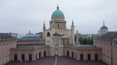 Blick auf Schlosshof und Nicolaikirche