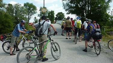 Fahren wir den steileren schattigen  oder den längeren sonnigen Weg ?